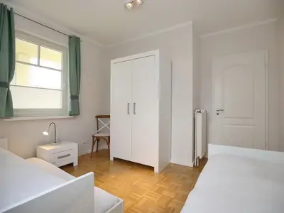 2. Schlafzimmer mit Ausziehbett und Kleiderschrank