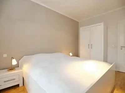 1. Schlafzimmer mit Doppelbett und Kleiderschrank