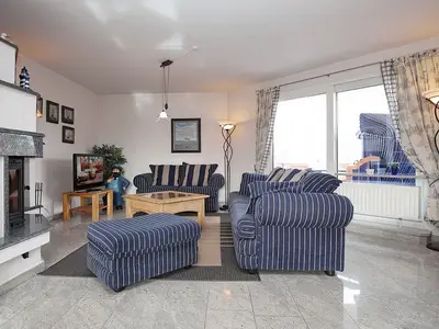 Wohnzimmer mit Sitzgruppe und TV