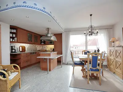 Wohnzimmer mit Esstisch und Küchenzeile