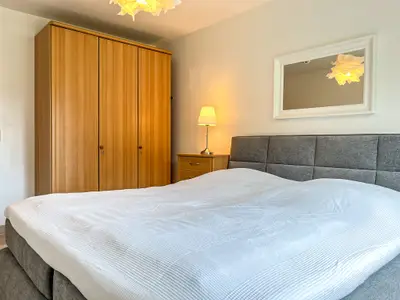 1. Schlafzimmer mit Kleiderschrank
