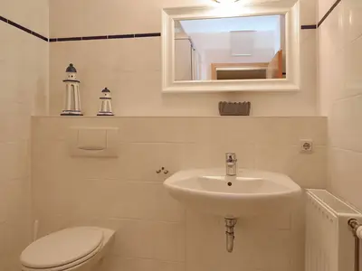 Duschbad mit Waschbecken und WC