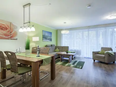 Wohnzimmer mit Esstisch