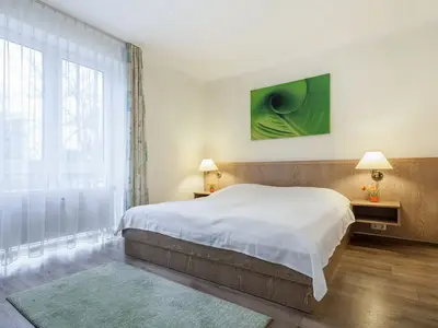 Schlafzimmer mit Doppelbett