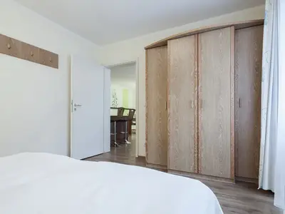 Schlafzimmer mit Doppelbett und Kleiderschrank