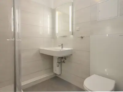 Duschbad mit Waschbecken und WC