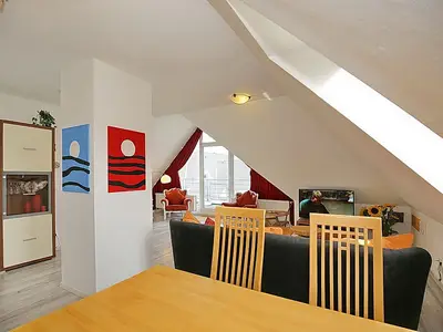 Esstisch mit Blick zur Terrasse