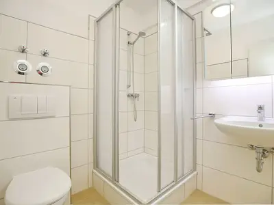 Badezimmer mit Dusche