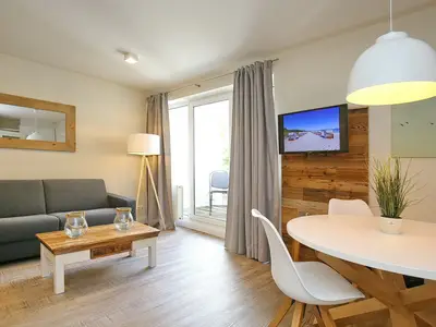 Wohnbereich mit Essbereich, Ecksofa und TV