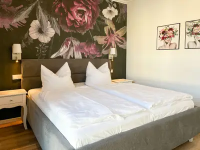 Doppelbett im ersten Schlafzimmer