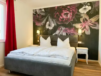 erstes Schlafzimmer mit Doppelbett