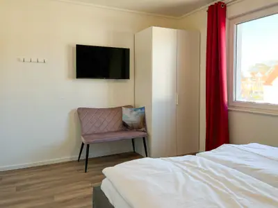 Kleiderschrank im ersten Schlafzimmer