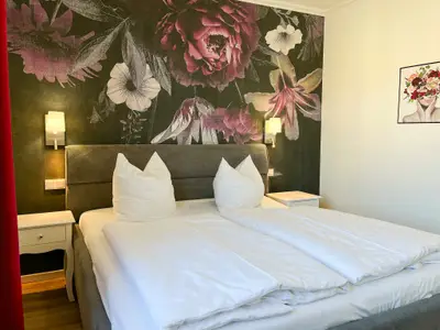 Doppelbett im ersten Schlafzimmer