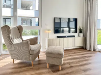 Wohnzimmer mit Sessel und TV