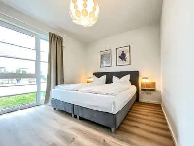 2. Schlafzimmer mit Blick zum Doppelbett