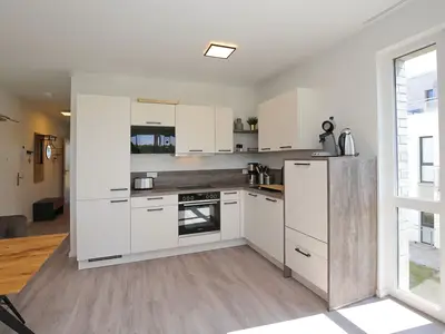 Küchenzeile mit Backofen und Spülmaschine