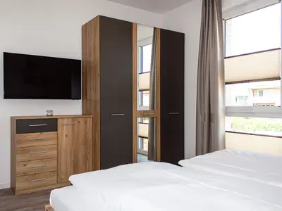 Schlafzimmer Kleiderschrank und TV