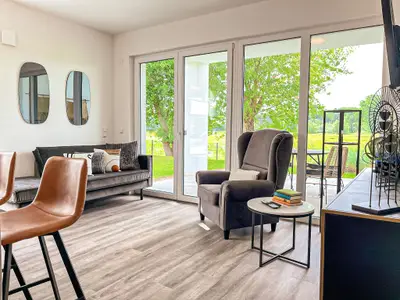 Wohnzimmer mit Sofa und Sessel
