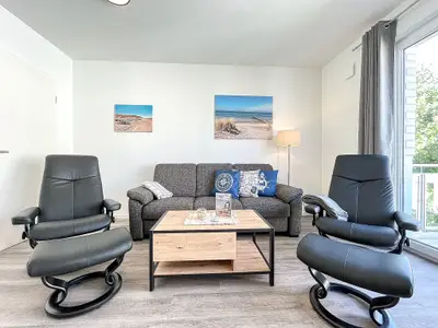 Wohnzimmer mit Sofa und 2 Sesseln