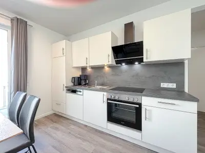 Küchenzeile mit Backofen und Spülmaschine