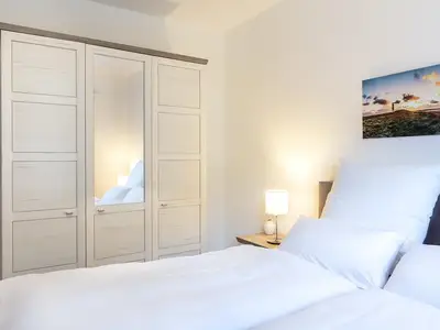 Schlafzimmer mit Boxspringbett und Kleiderschrank