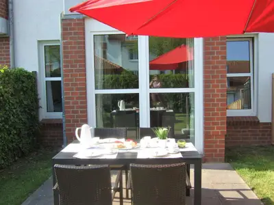 Terrasse mit Korbmöbeln