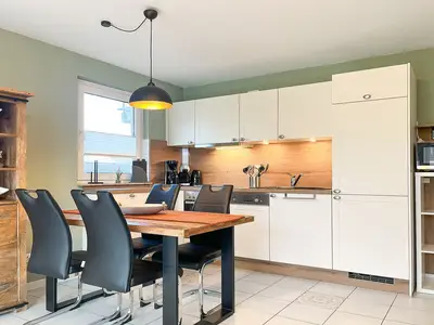 Küchenzeile mit Mikrowelle