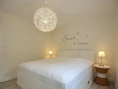 Schlafzimmer mit Doppelbett