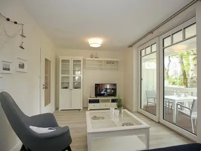 Wohnzimmer mit TV und Sessel
