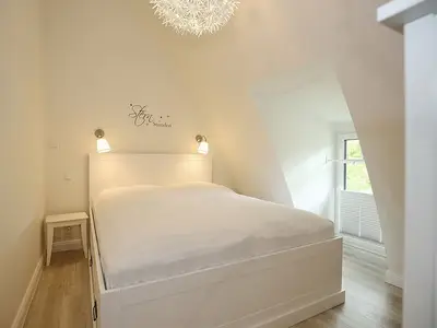 Schlafzimmer mit Doppelbett