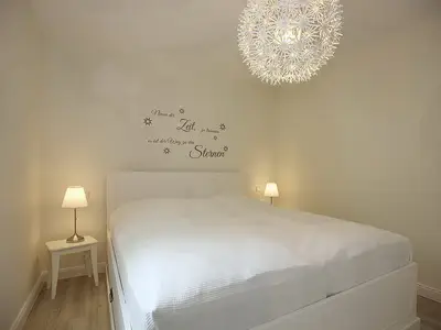 Schlafzimmer mit Doppelbett