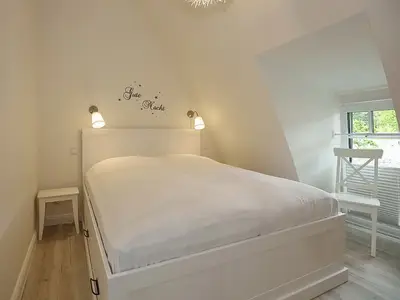 Schlafzimmer mit Doppelbett