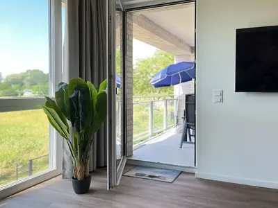 Wohnzimmer mit Zugang zum Balkon
