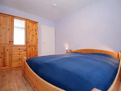 Schlafzimmer mit Doppelbett und Kleiderschrank