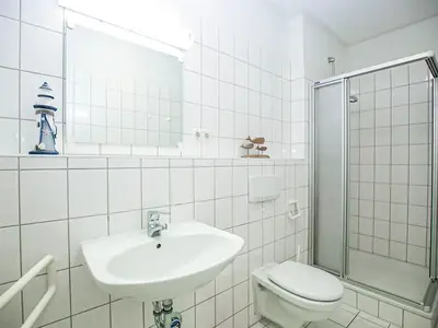 Badezimmer mit Dusche und WC