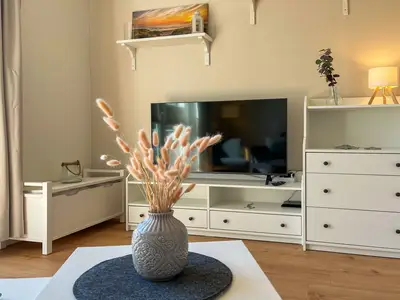 Wohnzimmer mit TV und Schrank