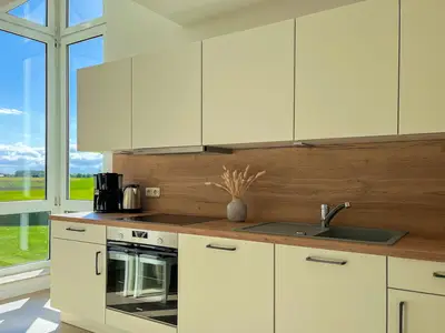 Küchenzeile mit Backofen und Spülmaschine