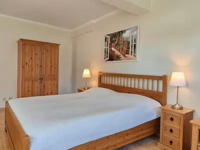 Doppelbett und Kleiderschrank