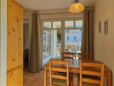 Essbereich mit Blick zum Balkon