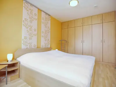 Schlafzimmer mit Doppelbett und Kleiderschrank