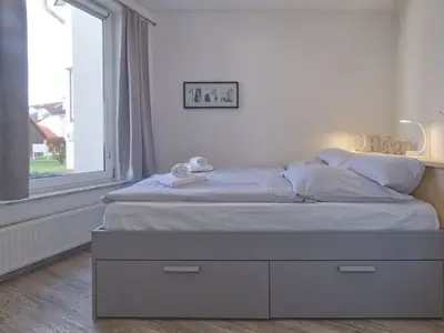 Schlafzimmer mit Doppelbett