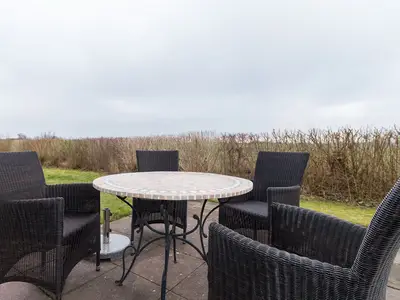 Terrasse mit Sitzgelegenheiten