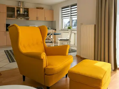 gemütlicher Sessel im Wohnzimmer