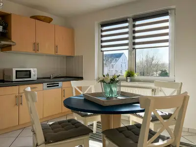 Küchenzeile mit Essbereich