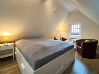 Wohnzimmer mit Doppelbett