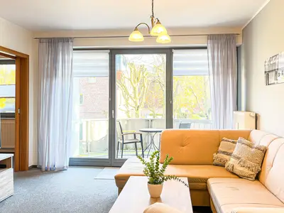 Wohnzimmer mit Blick zum Balkon