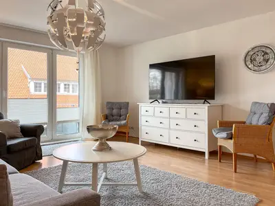 Wohnzimmer mit Zugang zum Balkon