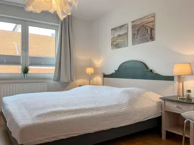 Schlafzimmer mit Doppelbett