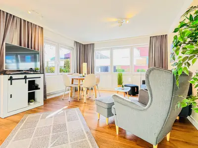 Wohnzimmer mit Sitzecke und TV