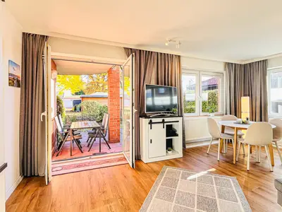 Wohnzimmer mit Blick zur Terrasse